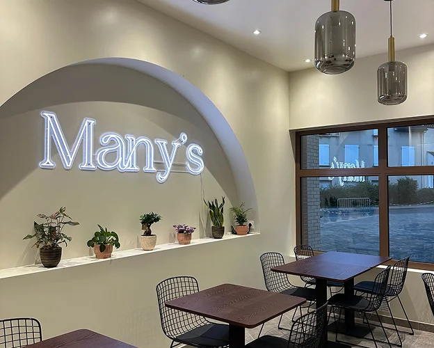 Une salle de restaurant accueillante chez Many's à Domont - Val d'Oise (95)